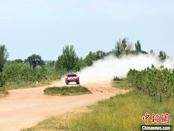 在库布齐沙漠展现“速度与激情”的越野车手：