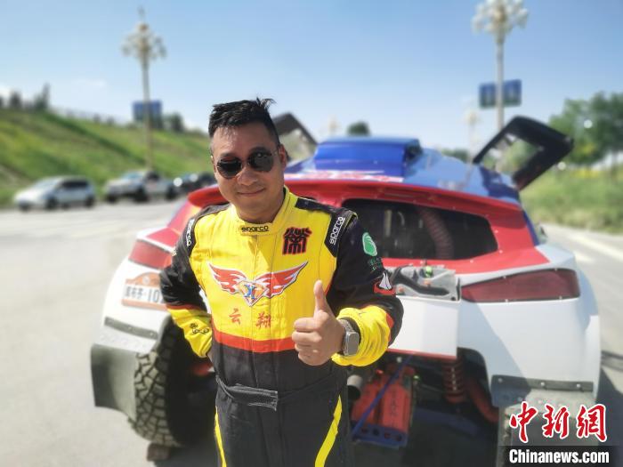 在库布齐沙漠展现“速度与激情”的越野车手：