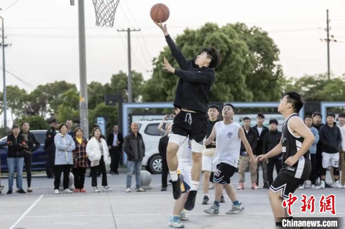 浙江嘉兴一场‘村BA’的多向奔赴：从球场热情到