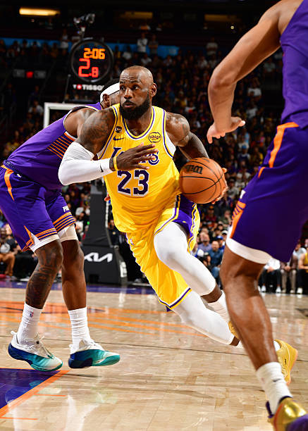 太阳vs湖人明日对决：湖人胜率占优 布克缺阵成