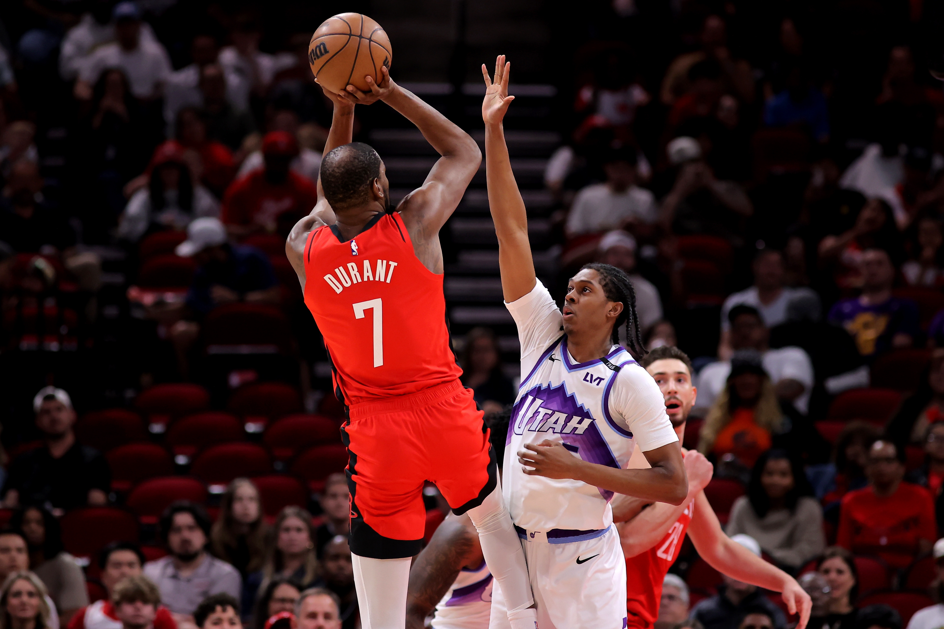 火箭豪取五连胜大胜爵士，季后赛前景引热议