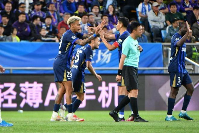 中超焦点战争议判罚引赛后冲突 津门虎主帅怒斥